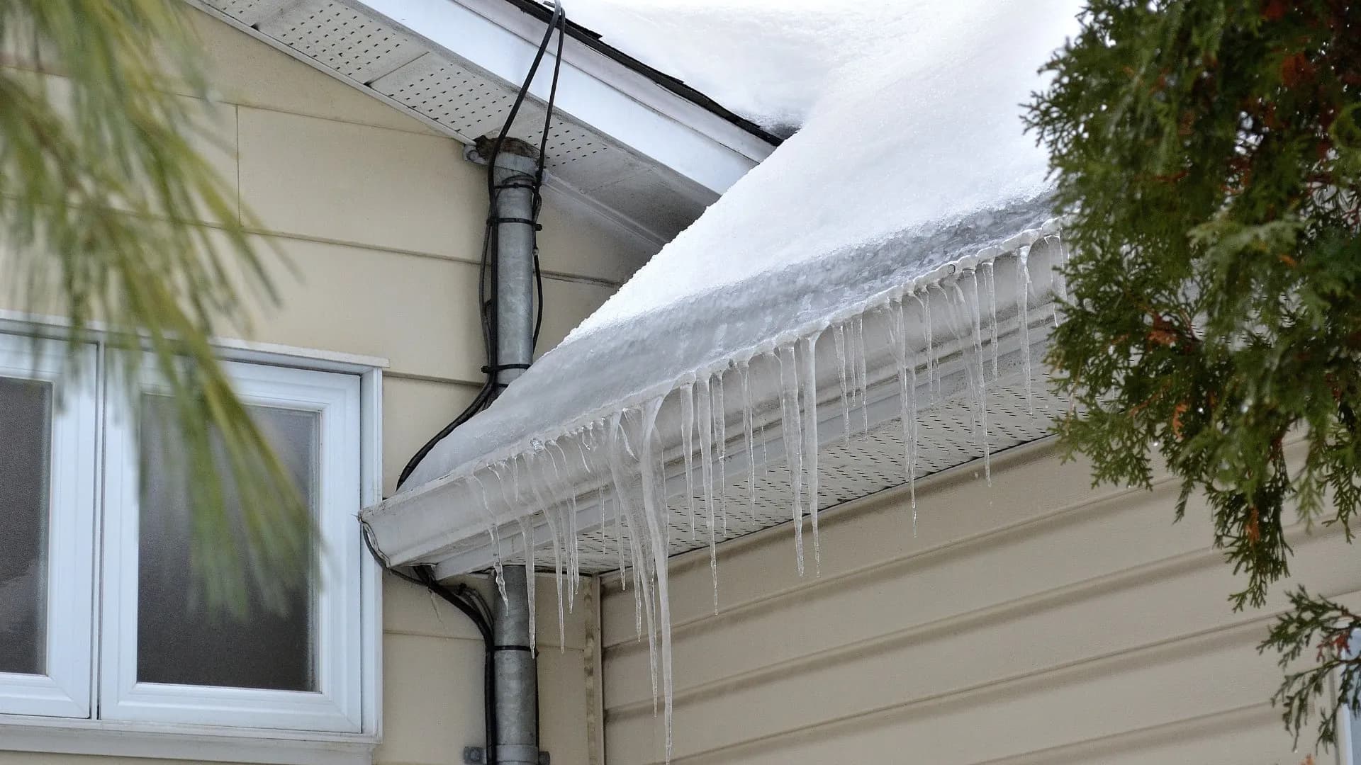Ice Dam Removal services near you in Albany NY β Mastaba Roofing